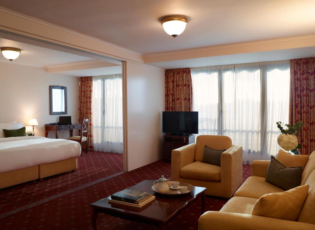 TV a/nebo společenská místnost v ubytování Titania Hotel