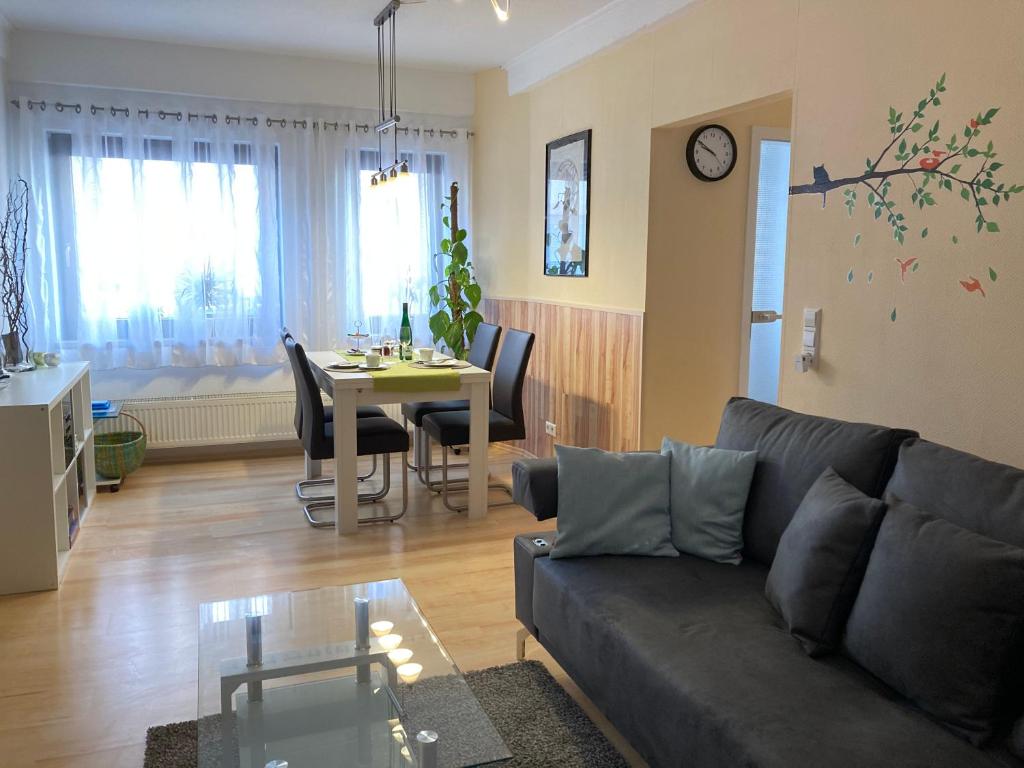 sala de estar con sofá y mesa en Ferienwohnung Wittker, en Bruttig-Fankel
