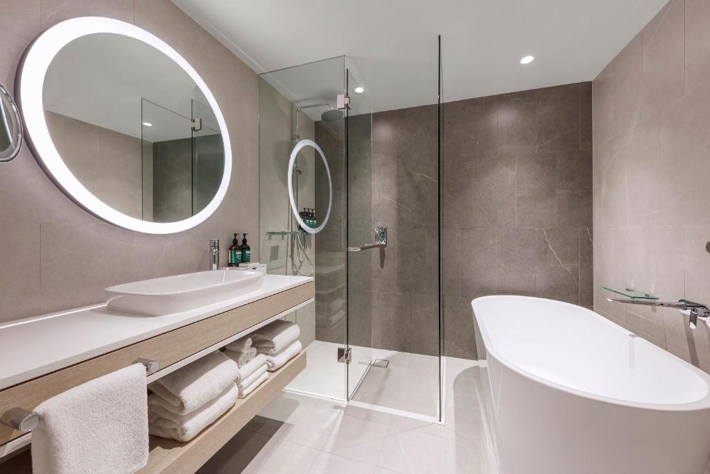 Ванная комната в Crowne Plaza Hawkesbury Valley by IHG