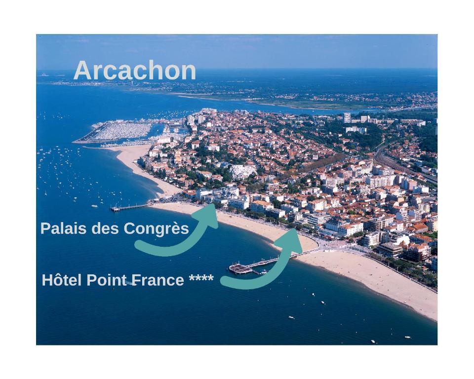 una vista aérea de una playa con una ciudad en Hôtel Point France, en Arcachon
