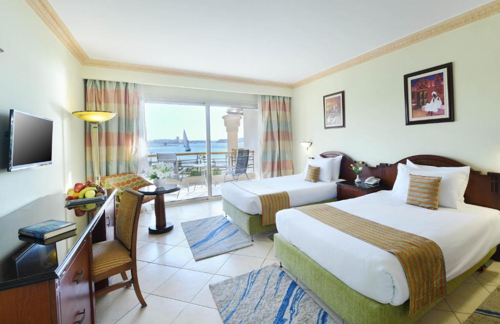 Postel nebo postele na pokoji v ubytování Tolip Aswan Hotel