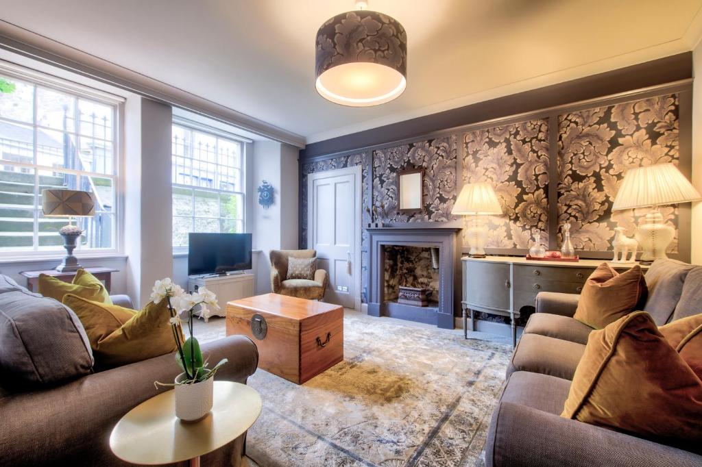 a living room with a couch and a fireplace at Hamilton Place - Beautiful and central city apartment with private entrance sleeps 4 in Edinburgh