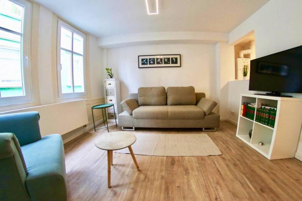 ein Wohnzimmer mit einem Sofa und einem TV in der Unterkunft Fachwerkhaus in der Altstadt in Bad Kreuznach