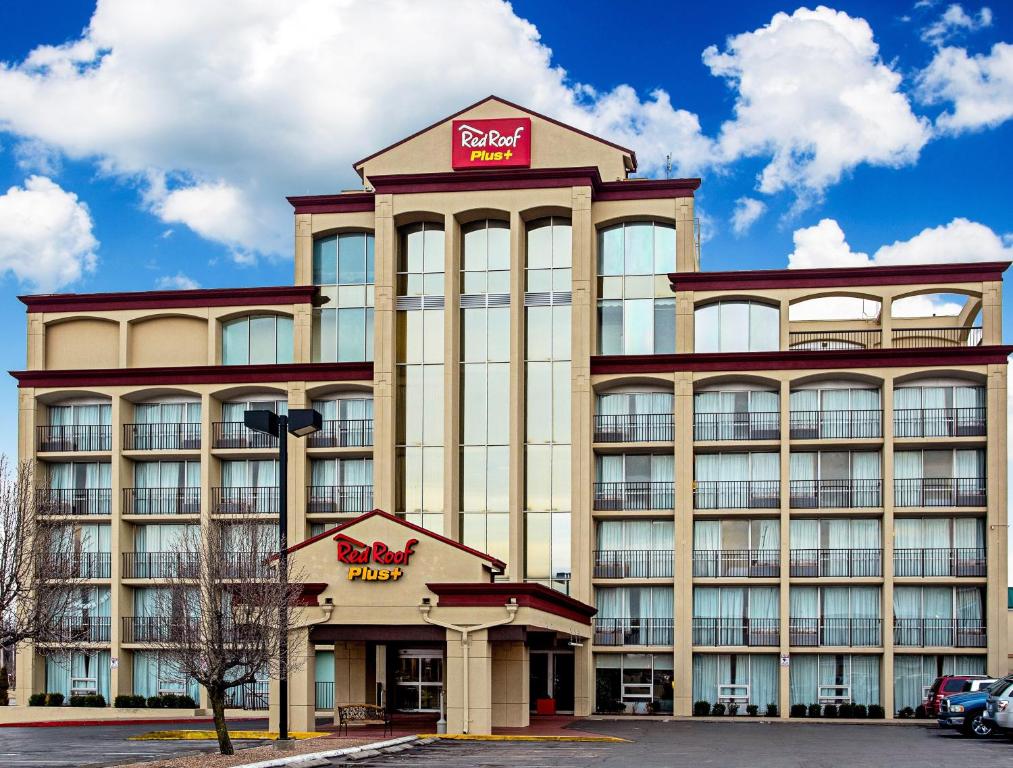 um grande edifício com uma placa em cima em Red Roof Inn PLUS+ Wichita East em Wichita