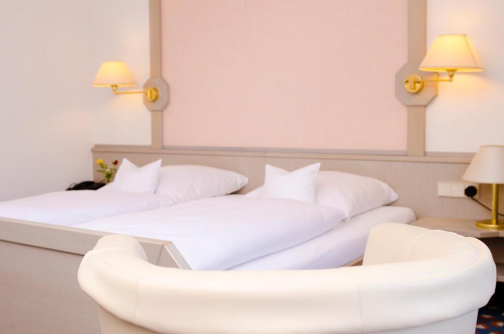 Postel nebo postele na pokoji v ubytování Schreyers Hotel Restaurant Mutzel
