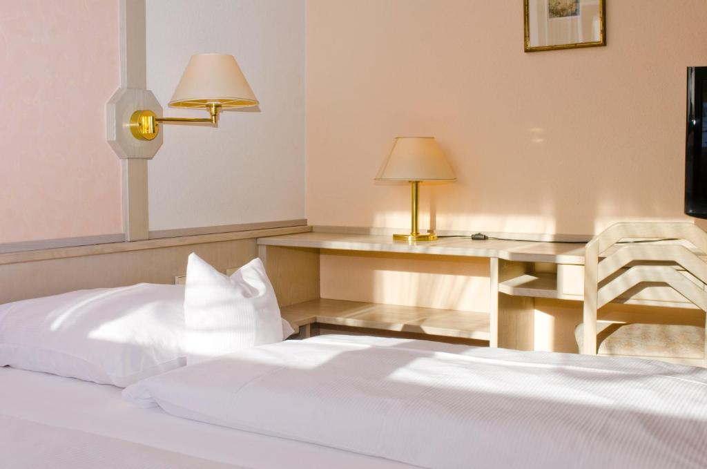 Postel nebo postele na pokoji v ubytování Schreyers Hotel Restaurant Mutzel