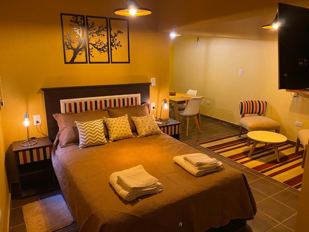 1 dormitorio con 1 cama con 2 toallas en Loft Centro en Villa Unión