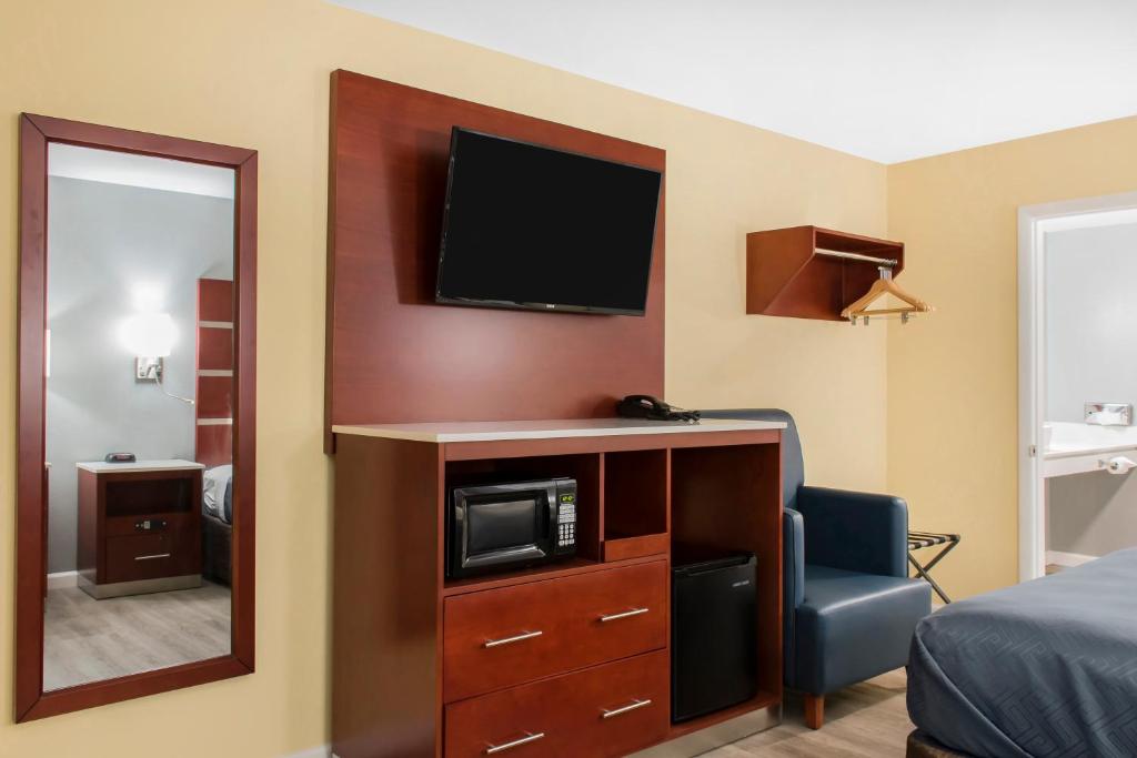Escape Inn Hershey - Queen Room - Accessible/Non-Smoking