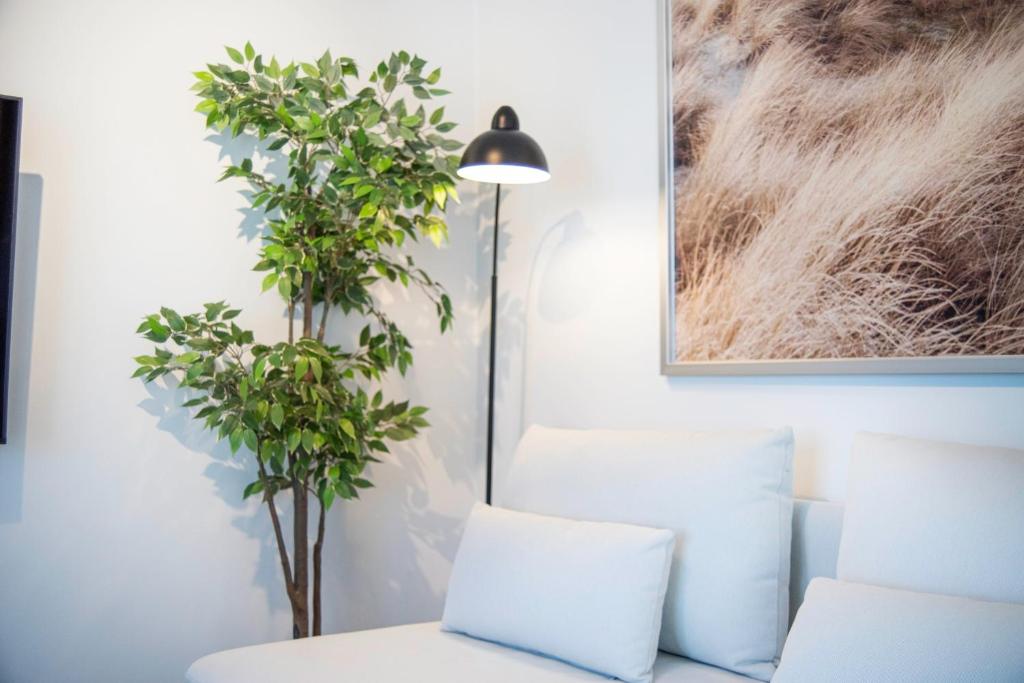 Posedenie v ubytovaní The Grande - Huge terrace - Amazing sea views - Tastefully Furnished - Access to rooftop terrace and gym - Hillside Apartments Rogoznica