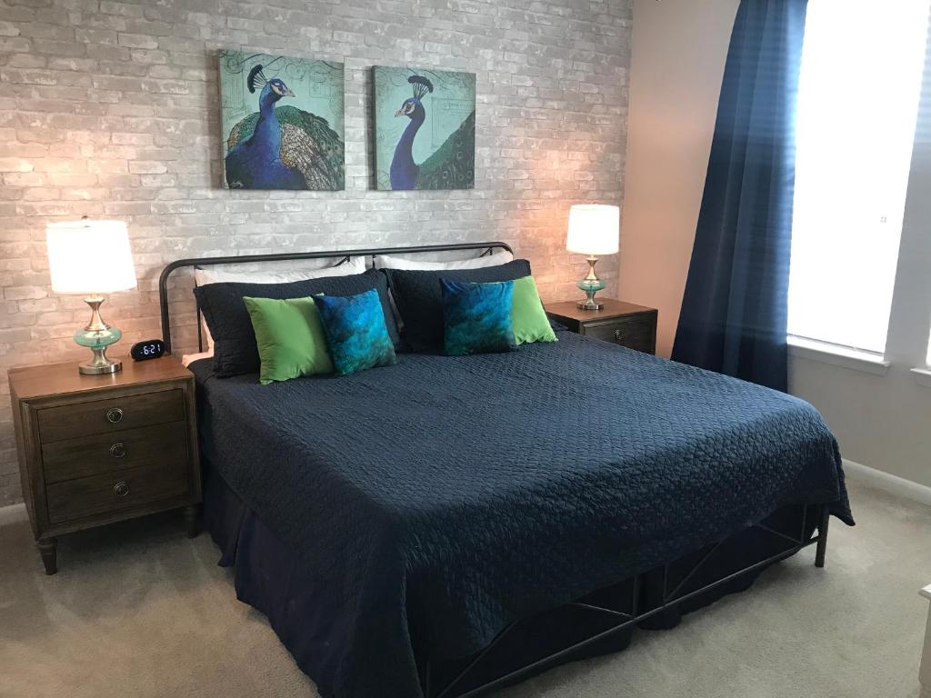 1 dormitorio con 1 cama con 2 mesitas de noche y 2 lámparas en KING BED/pool/Trendy nbhd Peacock, en Charleston