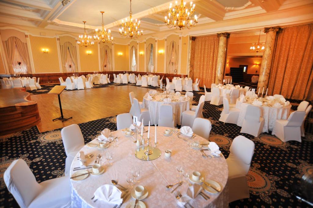 Restaurace v ubytování Golden Lion Hotel
