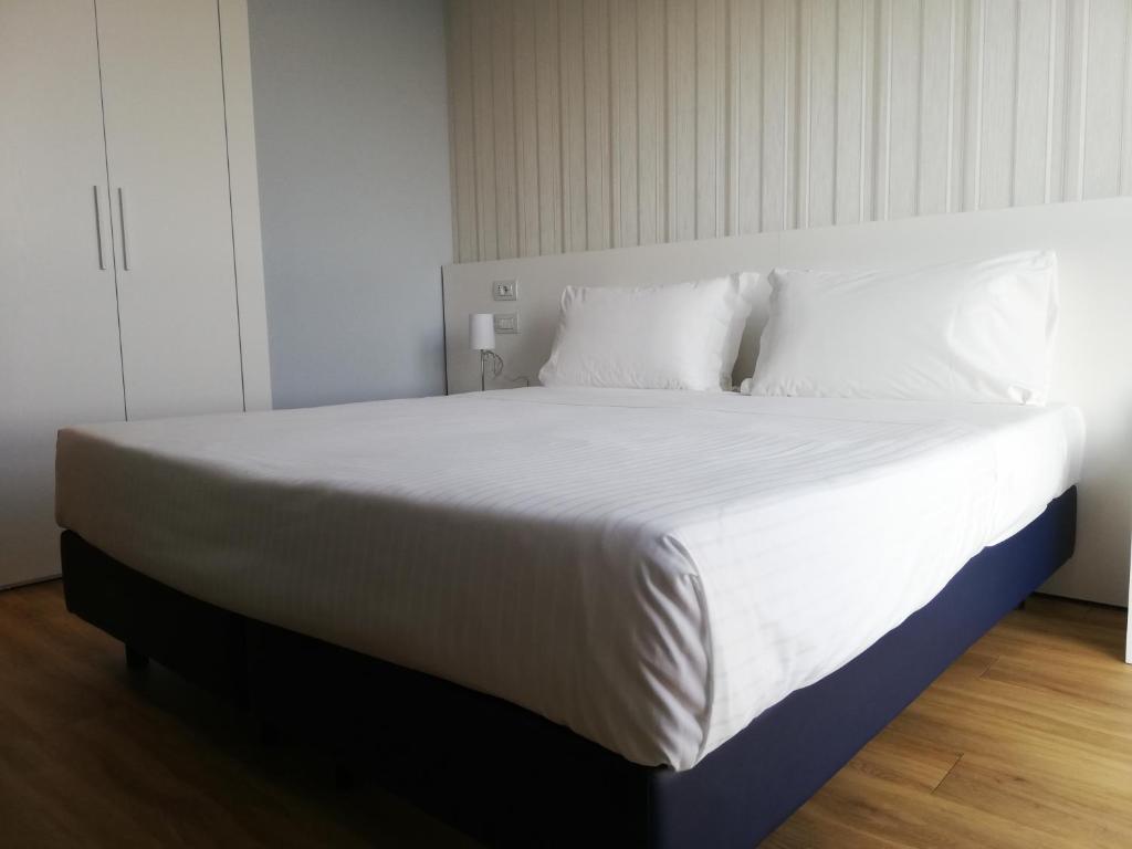Łóżko lub łóżka w pokoju w obiekcie Novo Hotel Rossi