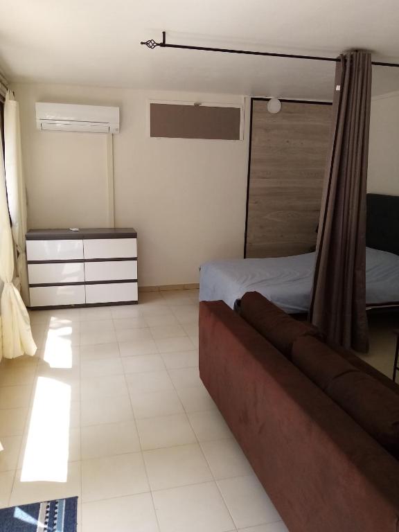 une chambre avec un lit et une commode dans l'établissement Chez Sylvie et Amador, à Las Illas