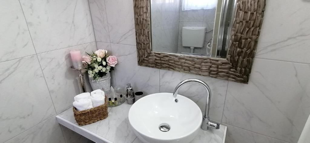 Kúpeľňa v ubytovaní Beautyful sea view 6 luxury studio Danijela