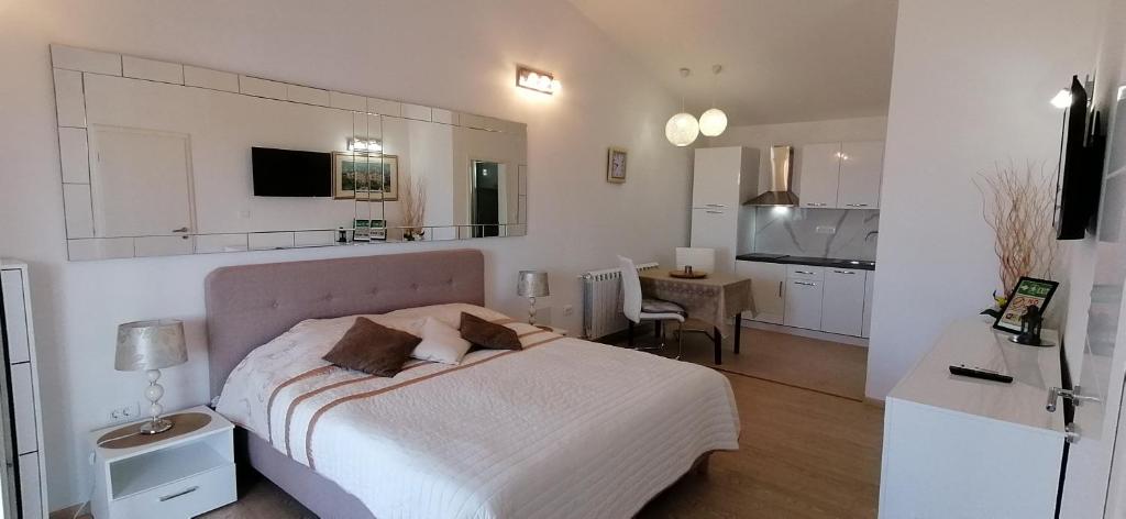 Kuchyňa alebo kuchynka v ubytovaní Beautyful sea view 6 luxury studio Danijela