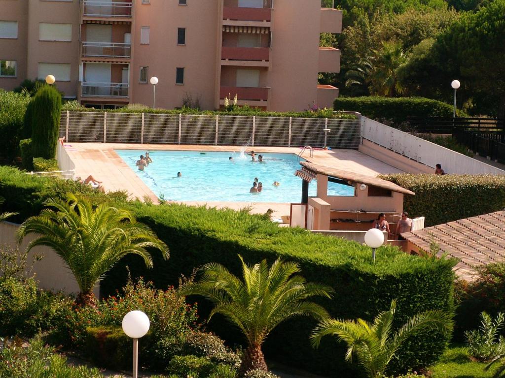 une vue aérienne d'une piscine dans un complexe hôtelier dans l'établissement Studio cosy avec vue sur la mer à Bormes-les-Mimosas, 20 m²., à Bormes-les-Mimosas