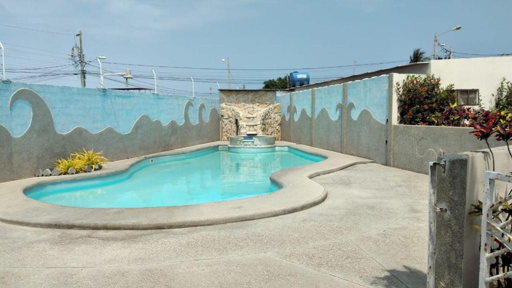 サリナスにあるCasa Amueblada en Salinasの壁付きのパティオのスイミングプール