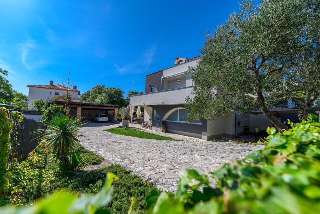 Κήπος έξω από το Apartments Maksim and Timon