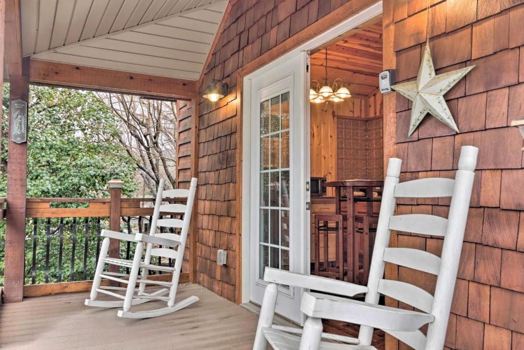 Hot Springs的住宿－The Boat House - Charming Creekside Getaway!，门廊上设有两把白色椅子,墙上有一星星