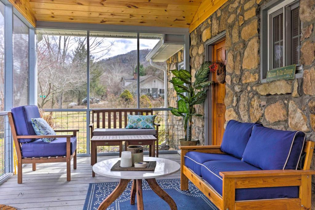 a living room with a couch and chairs on a porch at Screened Porch The Rock Cottage in Hot Springs in Hot Springs