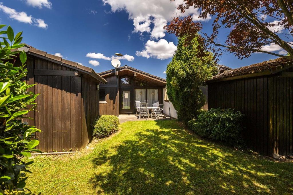 Κήπος έξω από το Ferienwohnpark Immenstaad am Bodensee Satteldachhaus Typ 9 SD 63
