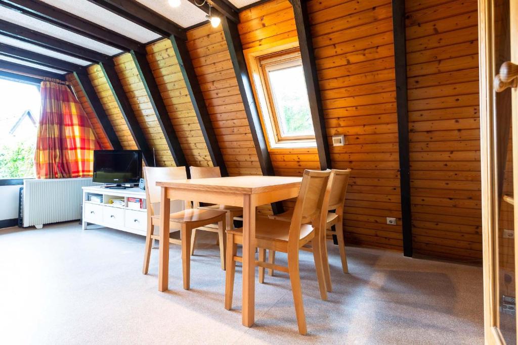 TV a/nebo společenská místnost v ubytování Ferienwohnpark Immenstaad am Bodensee Nurdachhaus Typ 7 ND 28