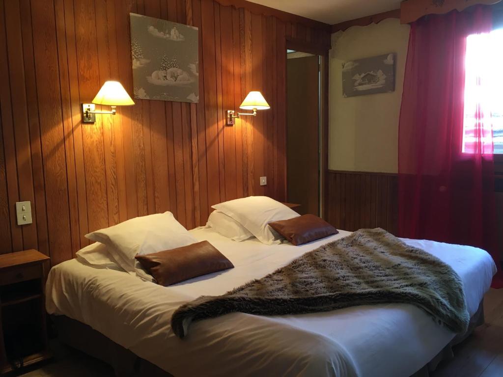 Postel nebo postele na pokoji v ubytování Hôtel Les Airelles