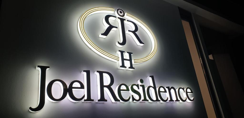 Certificato, attestato, insegna o altro documento esposto da Joel Residence
