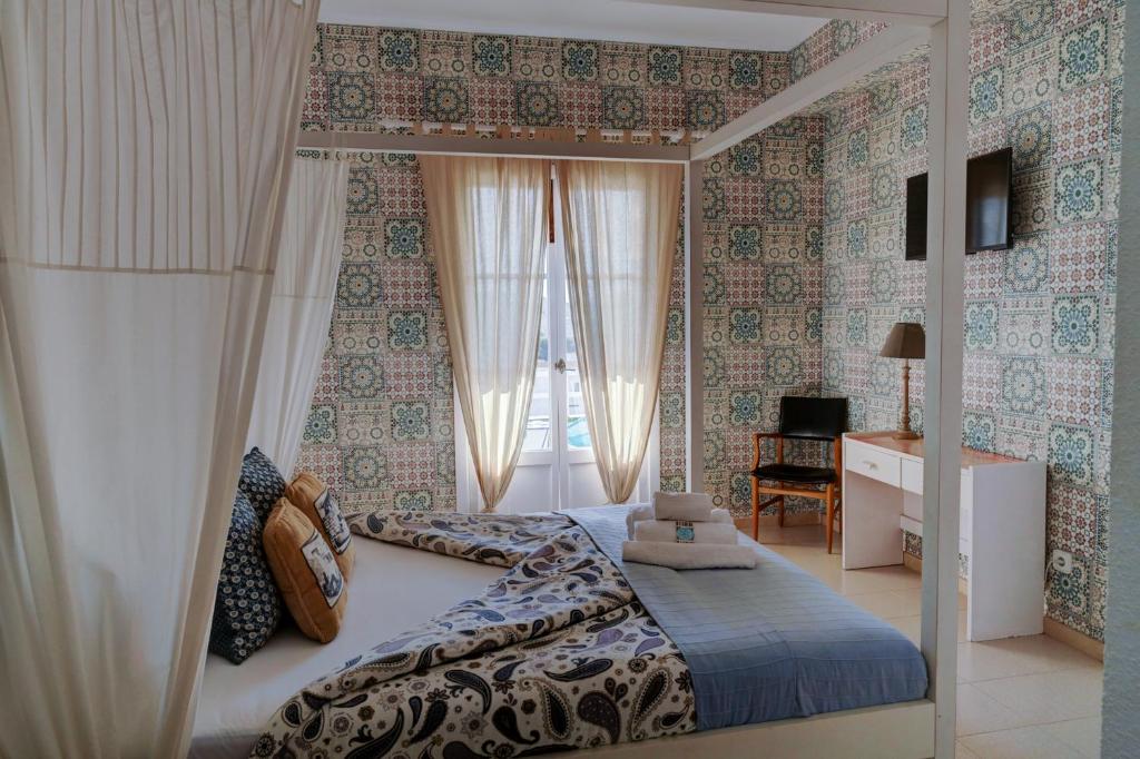 Postel nebo postele na pokoji v ubytování Bella Colina I Vintage Hotel 1953