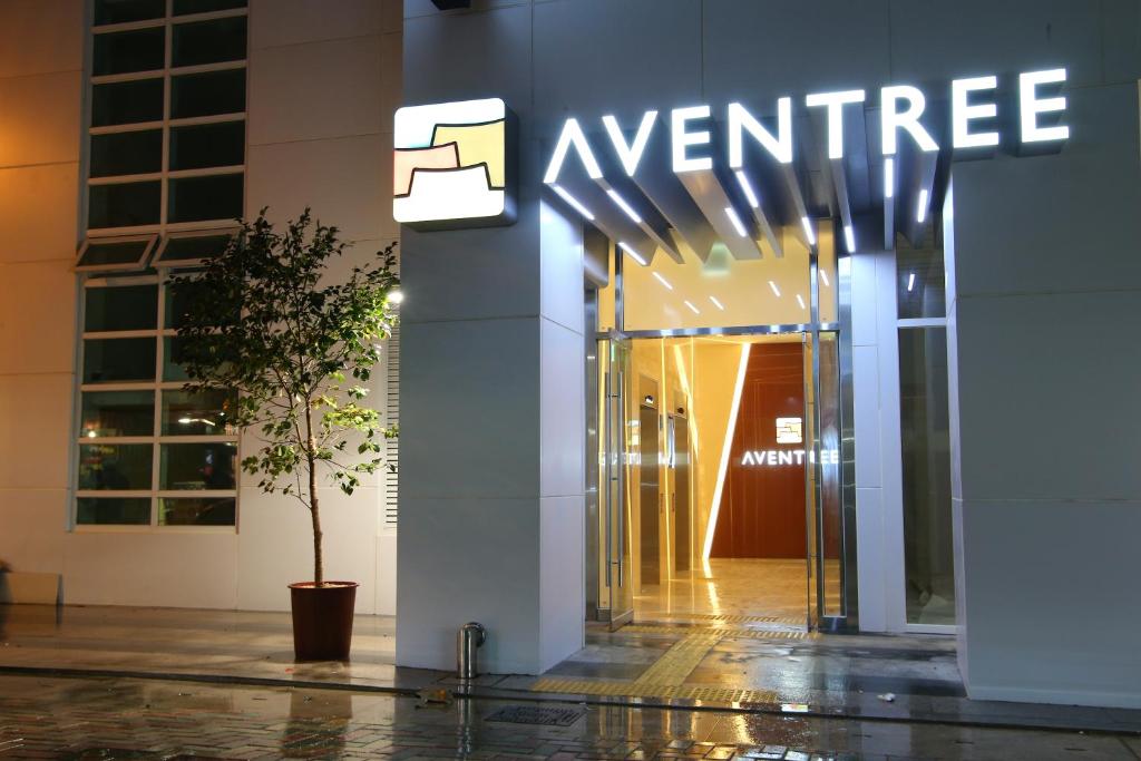 l'entrée d'un bâtiment avec un panneau indiquant l'apprenti dans l'établissement Aventree Hotel Busan, à Busan