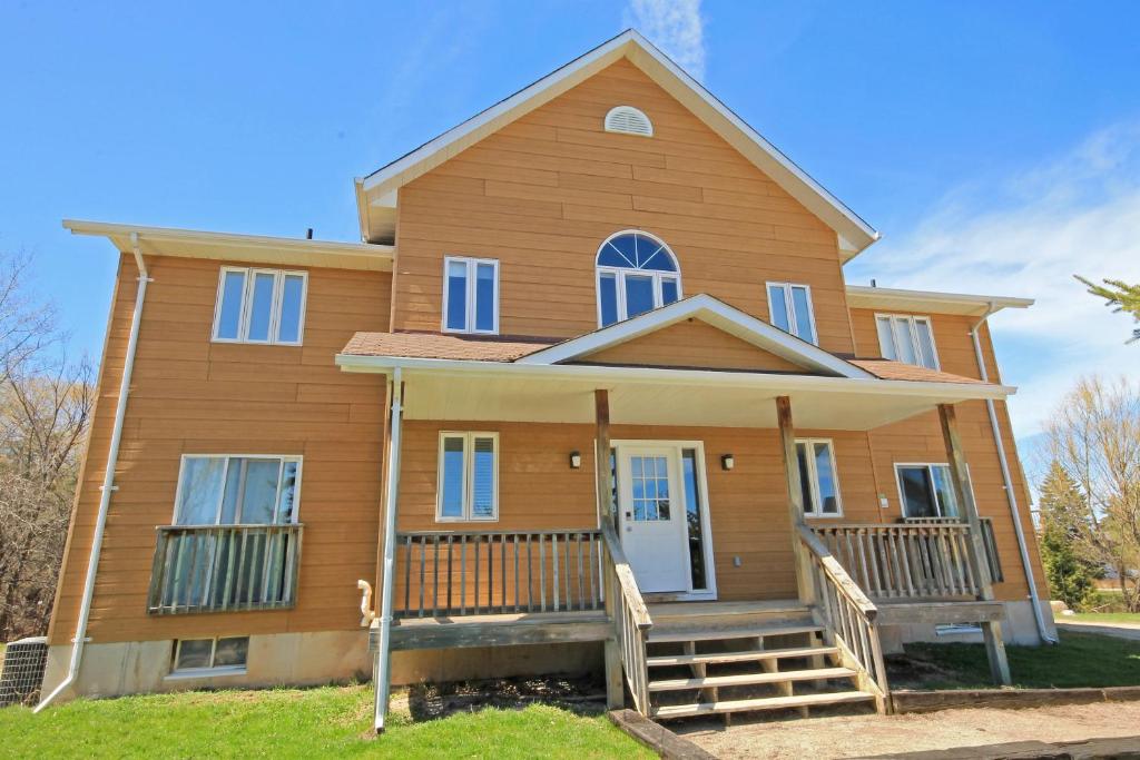 a wooden house with blue windows at Summit Ridge 4 in Blue Mountains