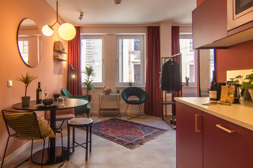 Astoria Apartments - One-Bedroom Apartment