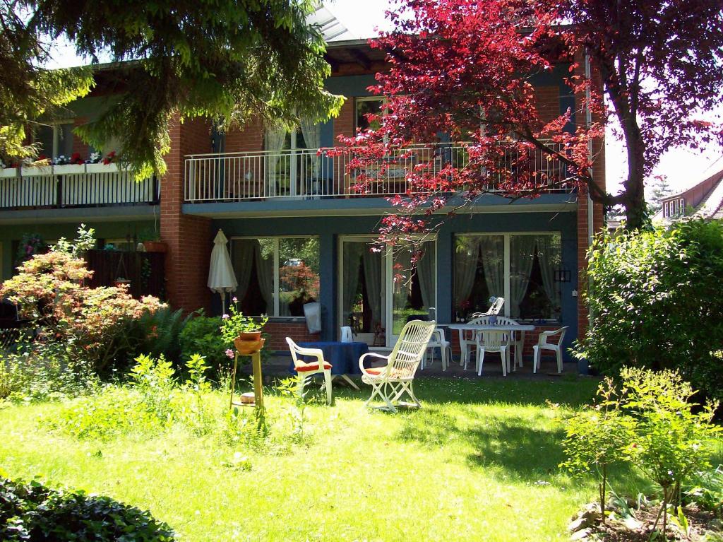 una casa con mesa y sillas en el patio en Chez Jean et Daisy en Basilea