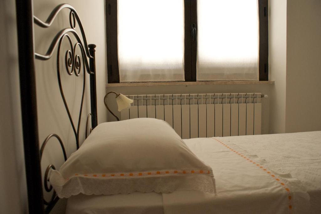 una camera con un letto bianco e una finestra di A Casa Di Silvia B&B a Sannicola