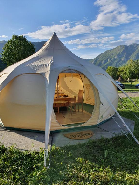ein Zelt mit einem Tisch im Gras in der Unterkunft Glamping Zvjezdana dolina in Andrijevica