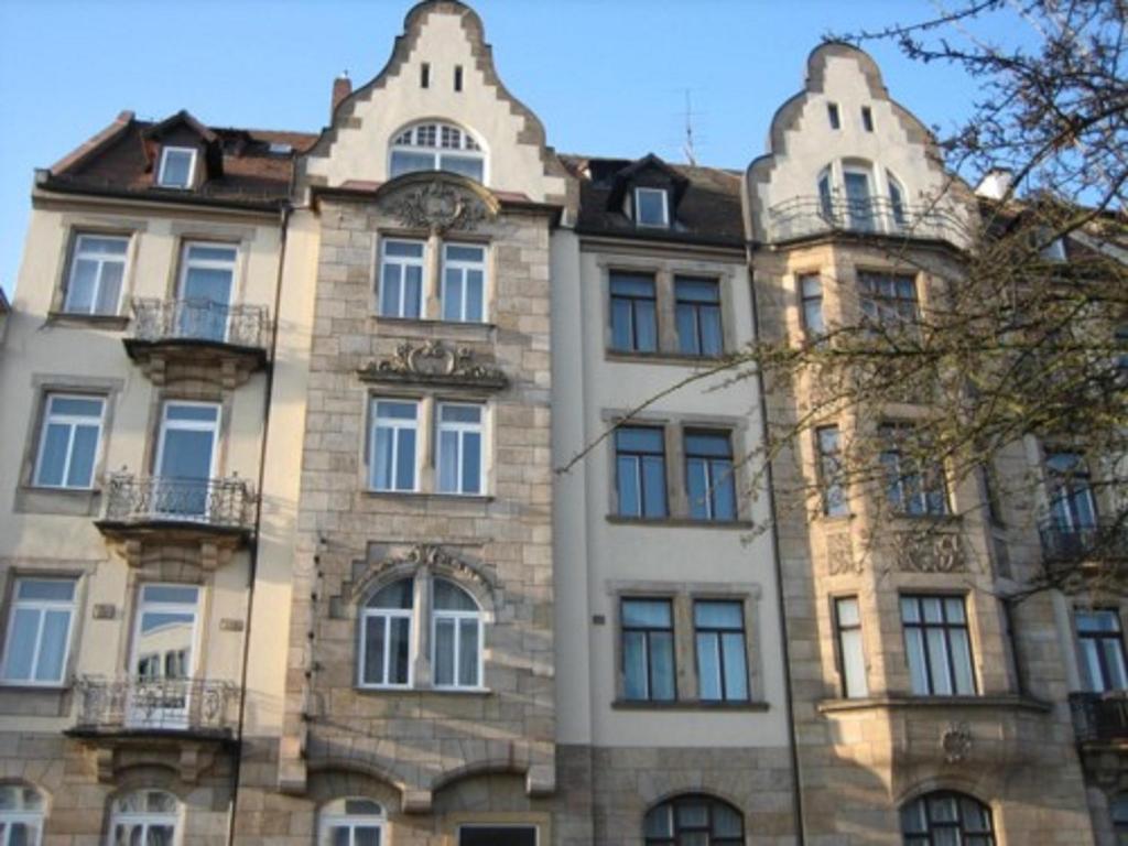 バンベルクにあるホテル セントラルの窓とバルコニー付きの大きな石造りの建物