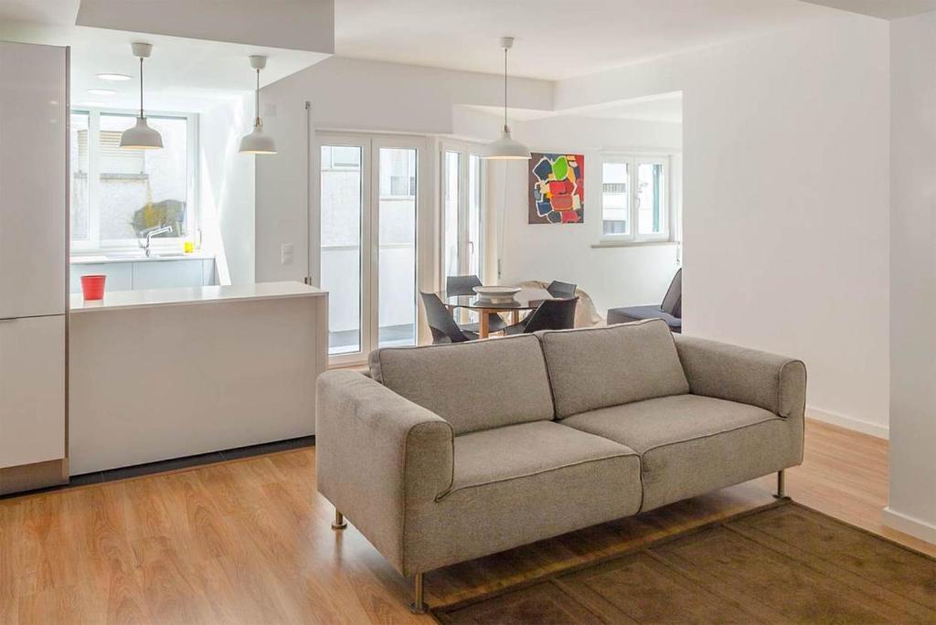uma sala de estar com um sofá e uma cozinha em Cascais Twin Apartments - Daydream PT em Cascais