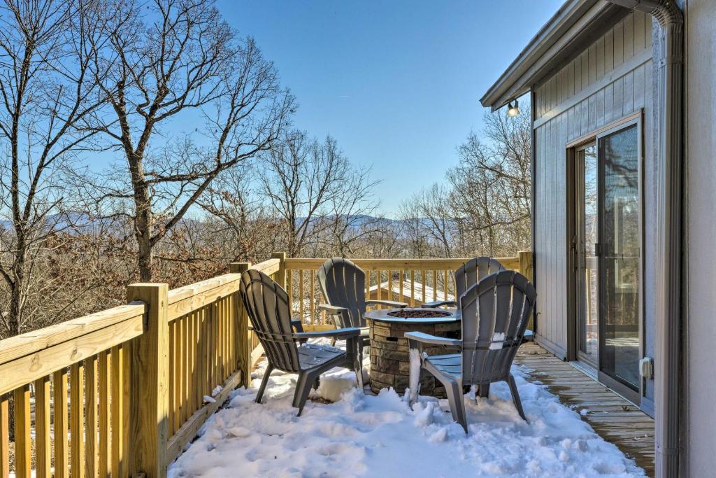 une terrasse avec quatre chaises et une table dans la neige dans l'établissement Massanutten Resort Home with Deck and Mountain Views!, à McGaheysville