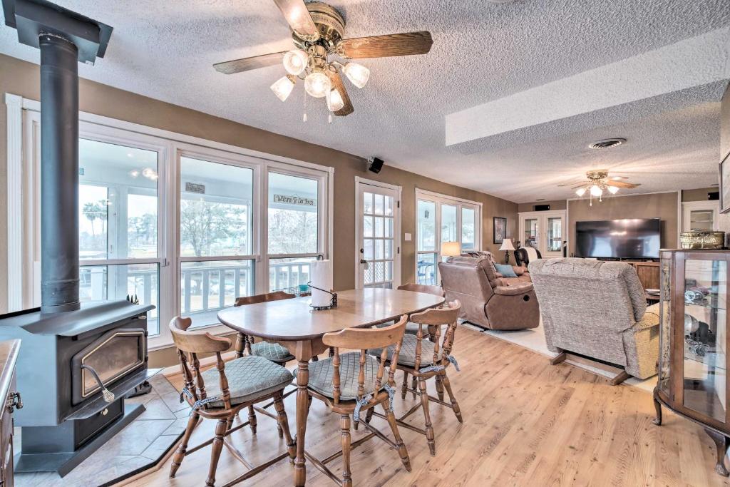 Lake Livingston Hideaway with Dock and Gas Grill!, Onalaska (updated