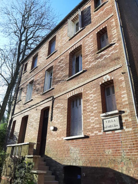 un bâtiment en briques avec un panneau indiquant l'hôpital principal dans l'établissement La Parenthese Bois de Cise, à Ault