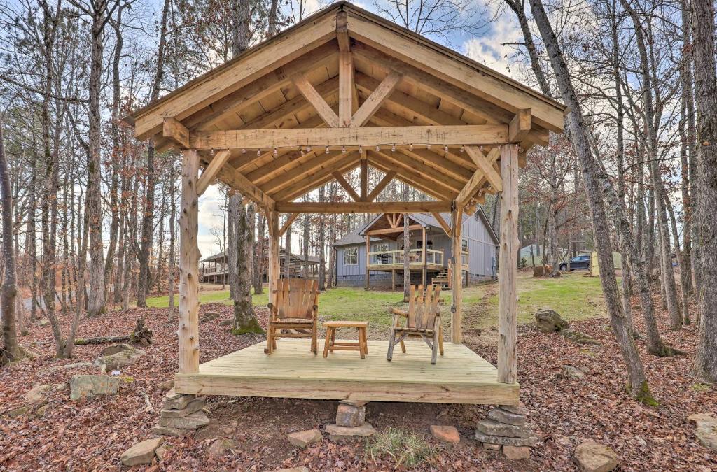 einen hölzernen Pavillon mit 2 Stühlen und einem Tisch in der Unterkunft Creek-View Getaway with Deck, Yard, and Fire Pit! in Summerville