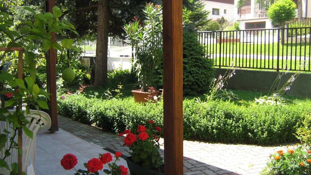 Vonkajšia záhrada v ubytovaní Kispál Apartmanház