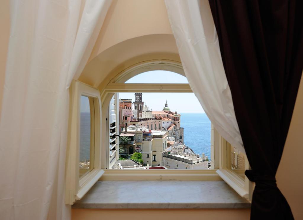 una finestra aperta con vista sull'oceano di Lae Domus ad Atrani