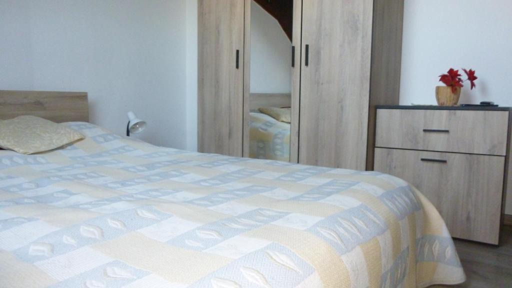 A bed or beds in a room at Magdalena Apartman
