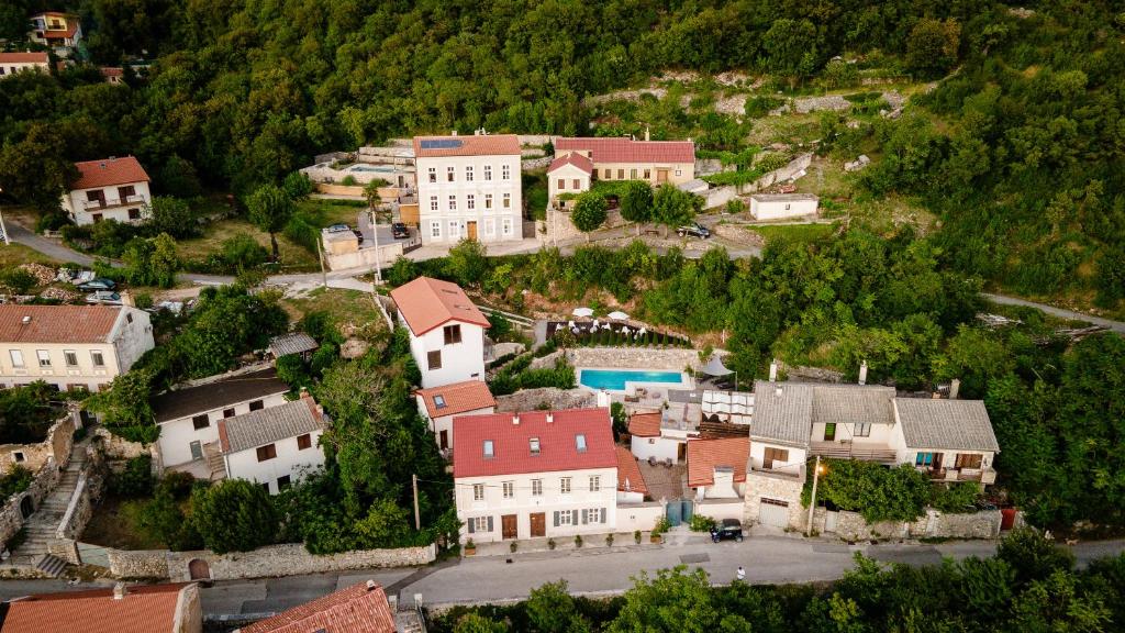 una vista aérea de una pequeña ciudad con casas en Boutique B&B Mali Pariz, en Crikvenica