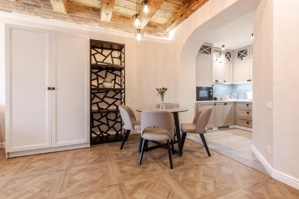 Fotografie z fotogalerie ubytování View on Rynok Square apartments ve Lvově