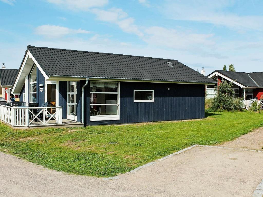 グローセンブローデにある6 person holiday home in Gro enbrodeの小さな青い家