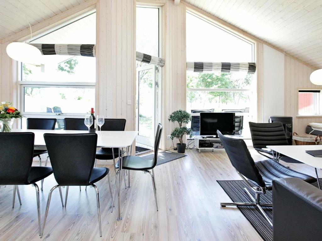 TV a/nebo společenská místnost v ubytování Three-Bedroom Holiday home in Großenbrode 1
