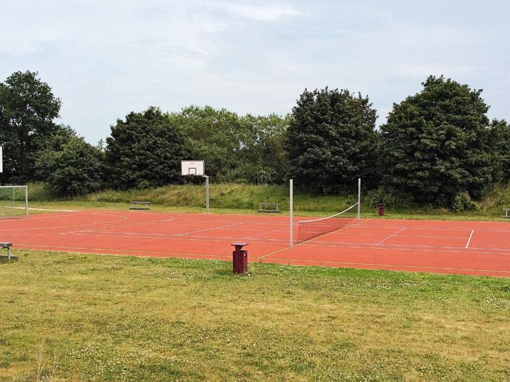 Tenis a/nebo squash v ubytování Three-Bedroom Holiday home in Großenbrode 1 nebo okolí