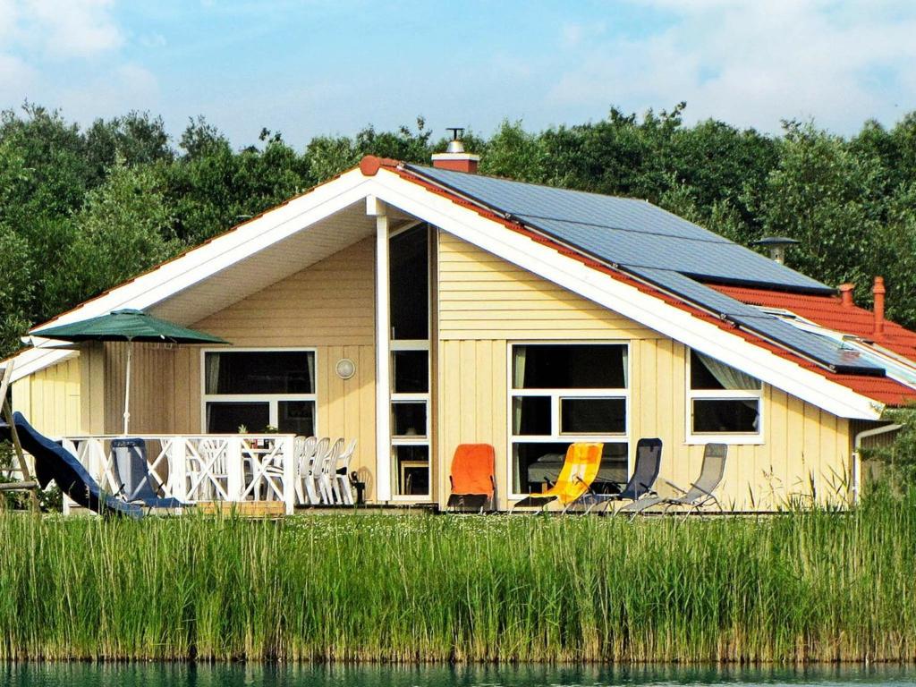 オッテルンドルフにある12 person holiday home in Otterndorfの屋根に太陽光パネルを敷いた家